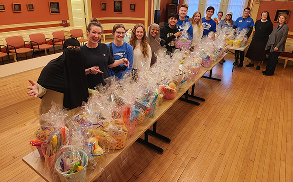 USF Alumni Association Cabinet delivers Easter baskets to SCAN